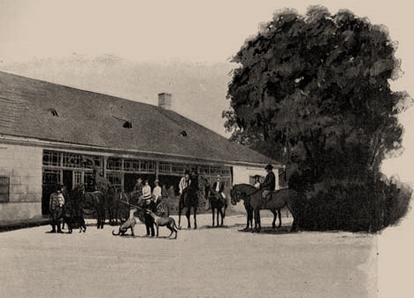 SLAVKOVCE: Miestny kaštieľ, ktorý dlhé obdobie patril rodu Thuránszky (dnes zaniknutý).