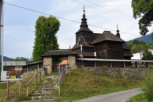 RUSKÝ POTOK: Ruský Potok bol koncom 16. storočia založený na valašskom práve v lesoch humenského panstva.