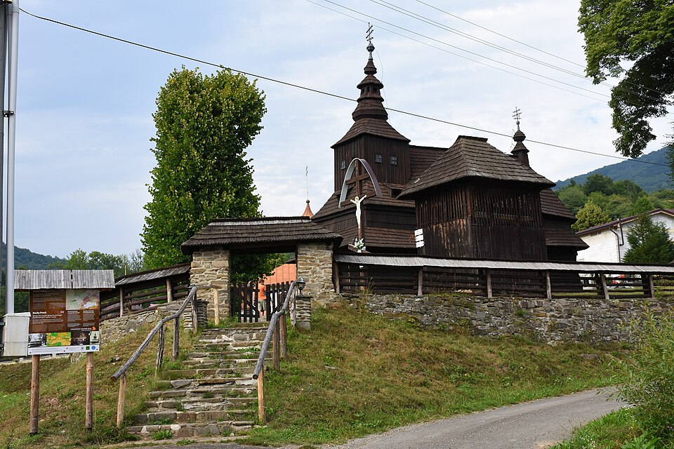RUSKÝ POTOK: Ruský Potok bol koncom 16. storočia založený na valašskom práve v lesoch humenského panstva.