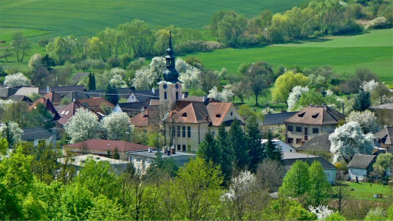 KOSTOLNÉ: Obec Kostolné leží vo východnej časti Myjavskej pahorkatiny v dolinke potoka Kostolník medzi Malými Karpatami a Bielymi Karpatami.