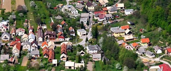 NEVIDZANY: Nevidzany ležia v severozápadnej časti Pohronskej pahorkatiny, na sútoku potokov Eger a Širočina.